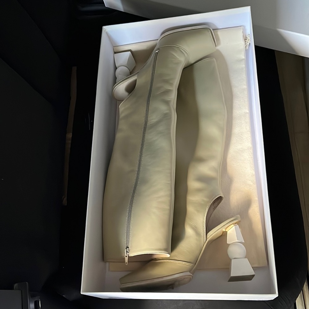 COPY - JACQUEMUS
Les Bottes Olive knee-high leather boots